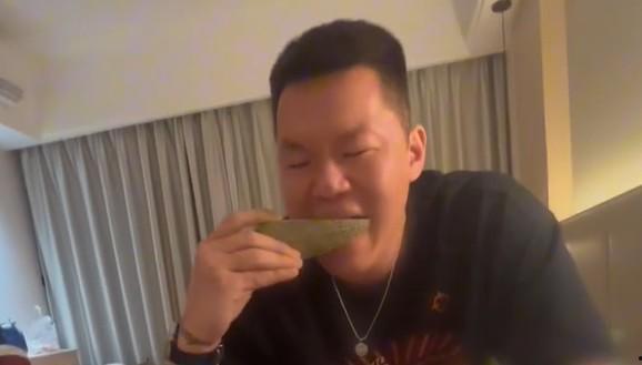 是个吃瓜的视频,一场网络视频的狂欢